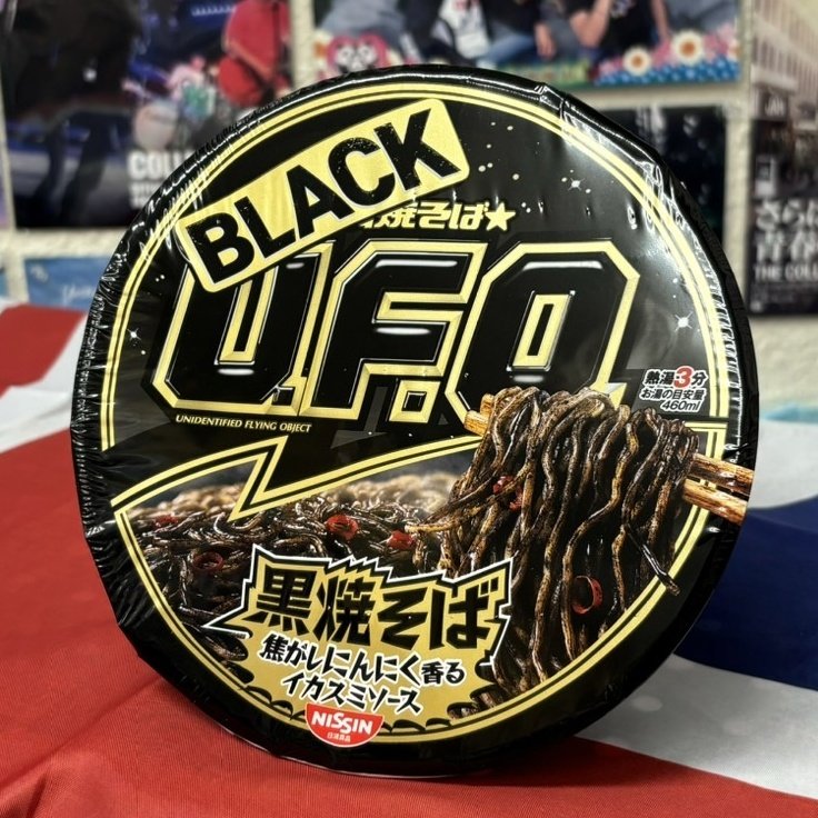 daikokuitabashi's tweet photo. 真っ黒U.F.O.ｷﾀ━(ﾟ∀ﾟ)━！🛸
真っ赤な2/14にあえての黒🖤
黒い！黒すぎる～!!

赤唐辛子のピリッとした辛み
濃厚でパンチのある味わいです🧄🌶️
#黒焼そば
焦がしにんにく香るイカスミソース
そんな黒すぎるカップ焼きそば
大｢黒｣屋にて好評販売中です🖤

#BLACKUFO 
#日清焼そばUFO https://t.co/HFZYyYPUqs