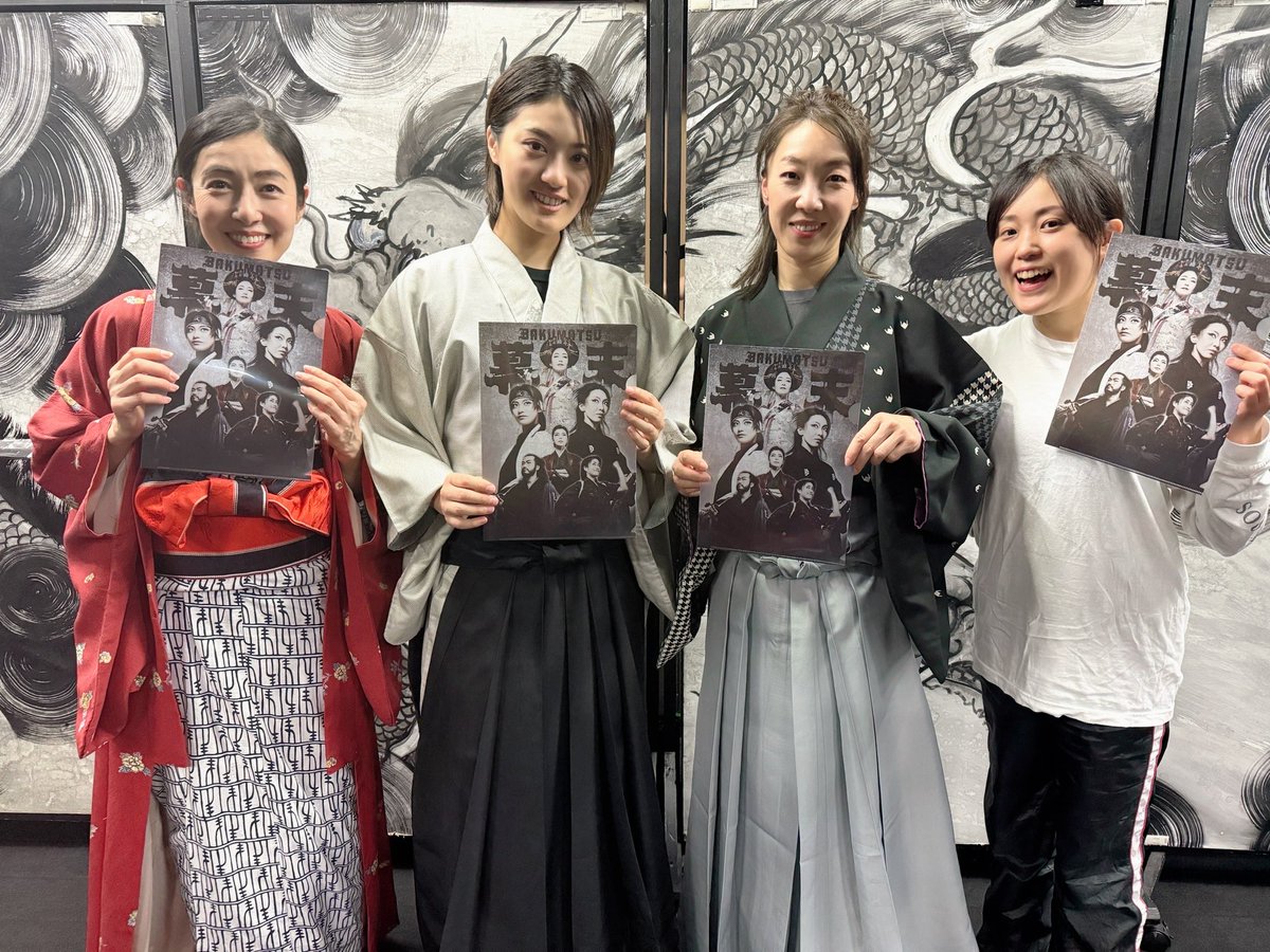 sotoba_komachi's tweet photo. 《 #幕末 事前物販》
●商品紹介其の壱●

✨オリジナルクリアファイル✨

今公演のメインビジュアルを使用したクリアファイルです。

エンターテインメント時代劇のビジュアルを使用したクリアファイルは今回が初✨

是非、この機会に手に入れてください‼️ https://t.co/vCmnqAqez3