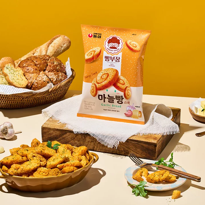 ONEMORE2023's tweet photo. 韓国で人気のパン部長シリーズからガーリック味が新入荷！🥖
ニンニクとバターの完璧な組み合わせ！
老若男女が好きな柔らかくてサクッとした食感で、#韓国菓子 特有の甘じょっぱさがクセになります😋
背徳の食べ物と称されたマヌルパンをイメージして作られた味を是非体験してください✨ https://t.co/XQ4Ie3ypAE