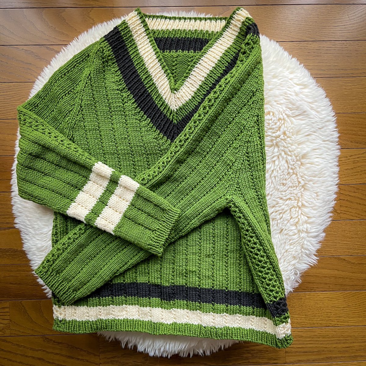 from4ki's tweet photo. michiyoさん著
『S・M・L・XL KNIT サイズの選べる手編みの本』よりチルデンセーター完成しました✨
トップダウンのVネックが編んでみたくて挑戦したのですが、編み図考える人って凄いなあ～！
編み直し前、横に余裕がありそうだったので腕と脇にミニハニカム模様を入れました。 https://t.co/XYihlp7U3o