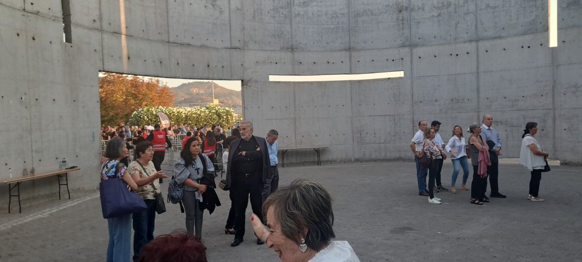En concierto de Placido Domingo.
Más de 1 hora de retraso en ka apertura de puertas. 
Mucho adulto mayor y cero consideración.
Muy mal la productora.