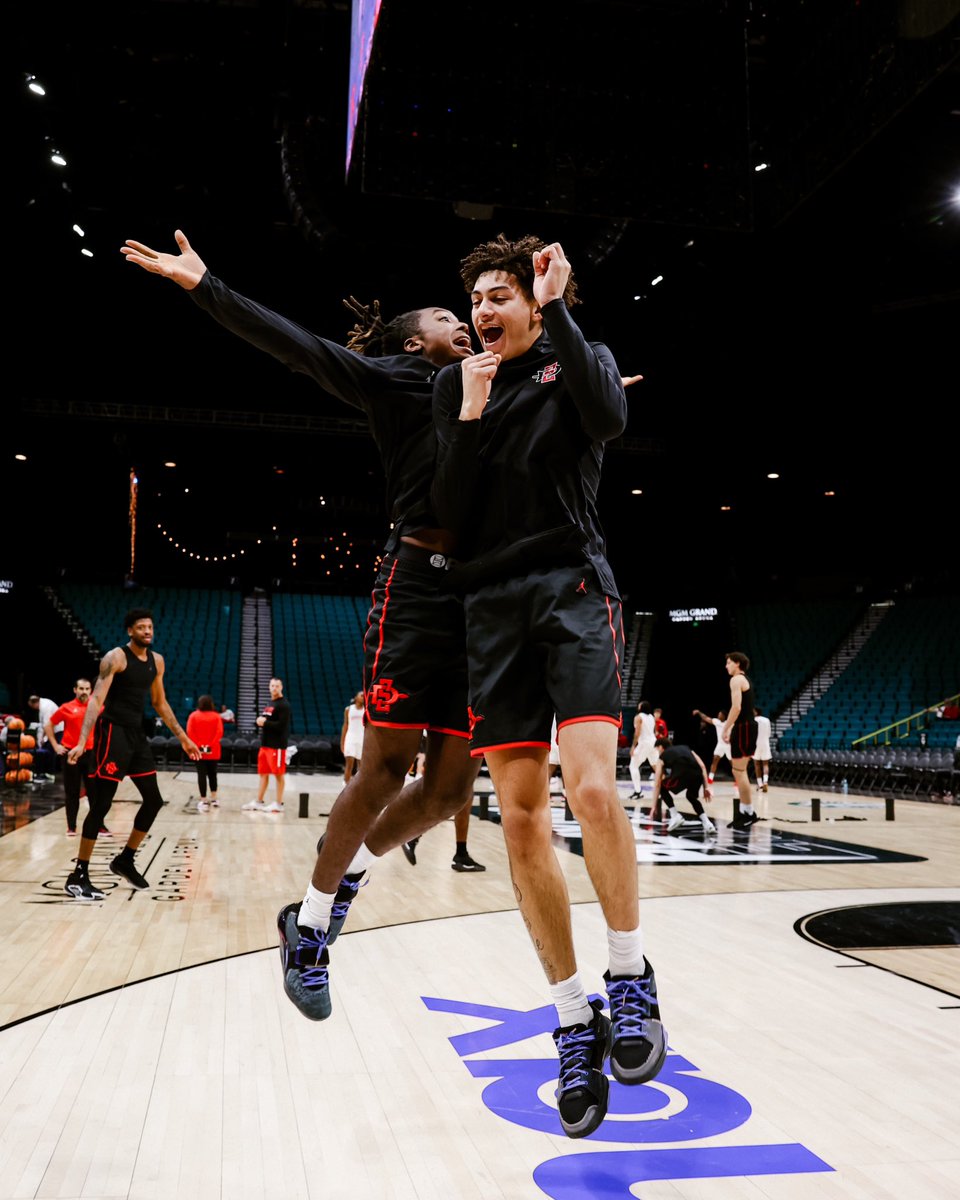 mesa_aztecs's tweet image. When you realize the Aztecs are playing at home this weekend🖤

#MESA #SDSUMBB #ViejasArena #BlackOutGame