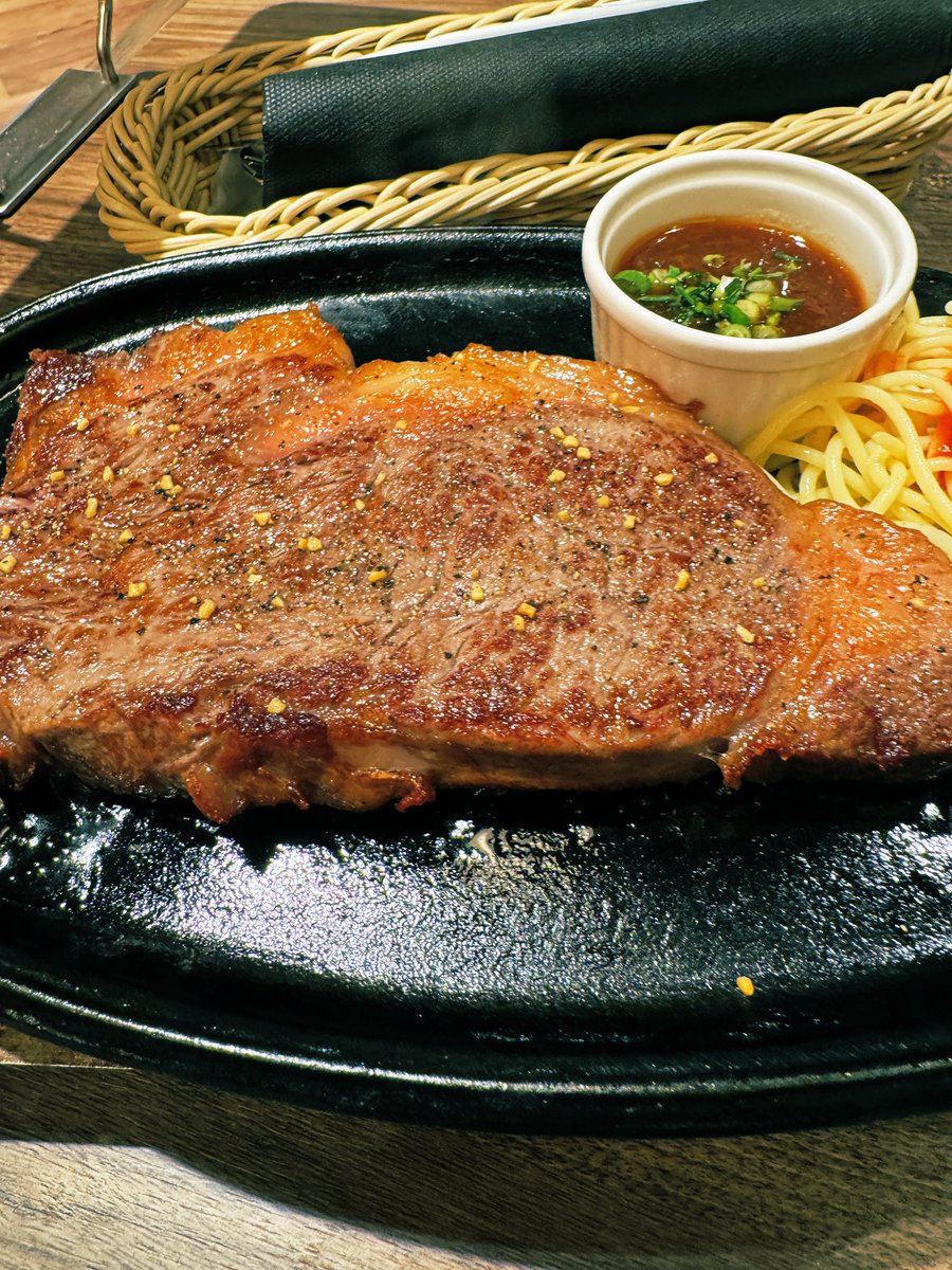 昨日は、とっても嬉しいことがあったので、1人で贅沢ランチ。アメリカから帰国した翌日だったが、アメリカじゃこんなメシは食べられないからね。
チェーン店の実力侮れず
#ふらんす亭　#最強ステーキ