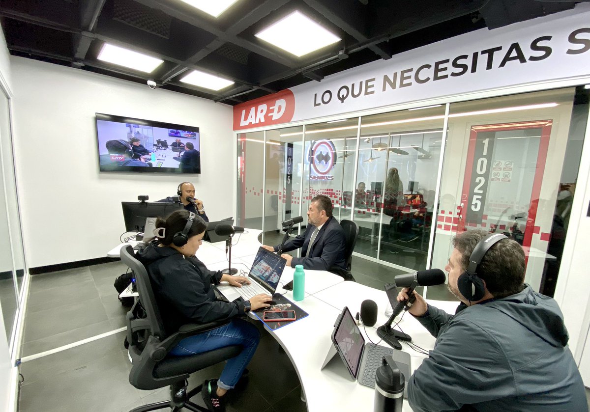 union_guatemala's tweet photo. Roberto López Villatoro estuvo en @Lared1061 🎙️🎧 hablando sobre la segunda vuelta de las elecciones del #CANGGT. https://t.co/CdkNMReUxT