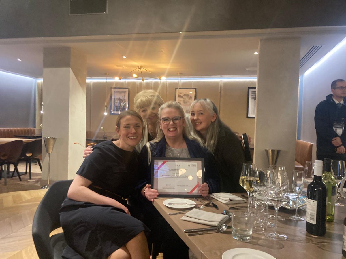 UniOSalfordTNA's tweet photo. And our amazing practice partner @MFT_PRET @MFTnhs scooped the #Apprentice #LargeEmployer Award!
Congratulations! Well deserved & it's an honour to collaborate with you in creating #NursingAssociateMagic π
#NAW2025 #Apprenticeships https://t.co/aEoYjXSWvE