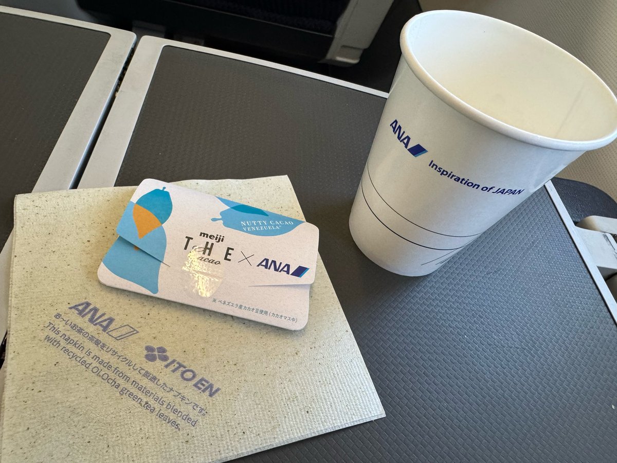 xiaow17's tweet photo. 久しぶりのフライト✈️
バレンタインでチョコいただきました❤️

#ANA https://t.co/y0fDATekn7