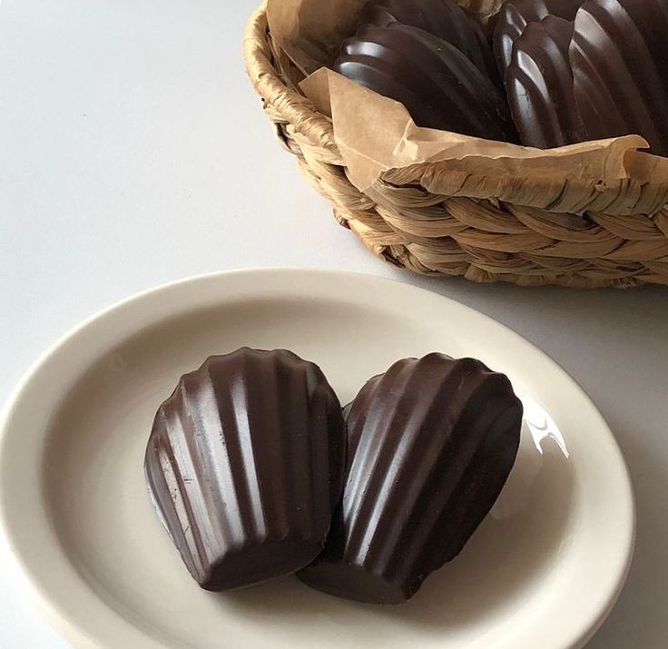 ⠀⠀
──📦
𝘛𝘪𝘳𝘢𝘮𝘪𝘴𝘶 𝘦𝘤𝘭𝘢𝘪𝘳 dan 𝘤𝘩𝘰𝘤𝘰𝘭𝘢𝘵𝘦 𝘮𝘢𝘥𝘦𝘭𝘦𝘪𝘯𝘦、 diperuntukkan bagi <a href="/initiumsilentii/">⊹ alucard.</a>.
⠀⠀