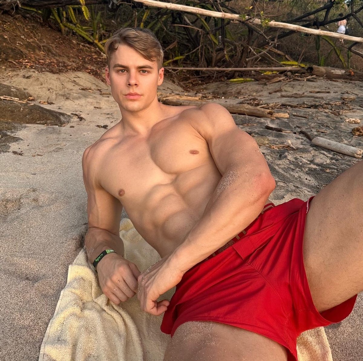 Wataa @carloseffortx

onlyfans.com/peachyyboy/c31