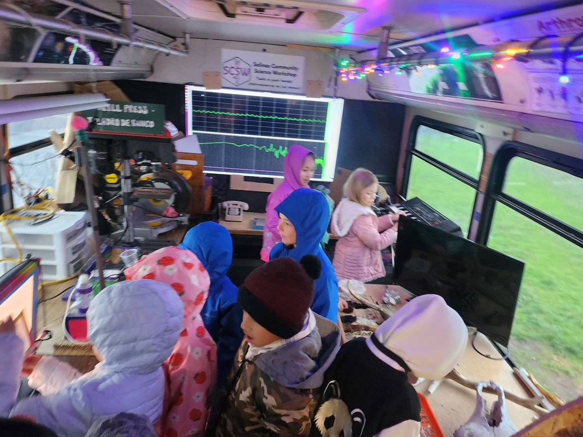 Rain or shine, learning never stops! 🌧️🔬🚍
Despite the cold and rainy weather, the Science in Wheels bus rolled into Lincoln Elementary in Salinas, bringing excitement, discovery, and hands-on learning to students! 🌱⚡🔭 W e love to watch kids light up as they explore STEAM