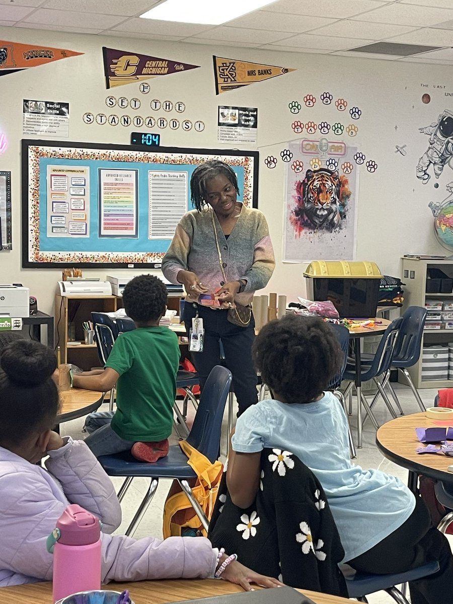 Huge shoutout to the amazing <a href="/BanksYolanda_/">Yolanda Banks</a>! Thank you for bringing learning to life with hands-on exploration of totem poles, their cultural significance, and their connection to a folktale. Your dedication to engaging scholars is truly commendable! <a href="/NPorter17/">Nikki R. Porter</a> @aplatimore