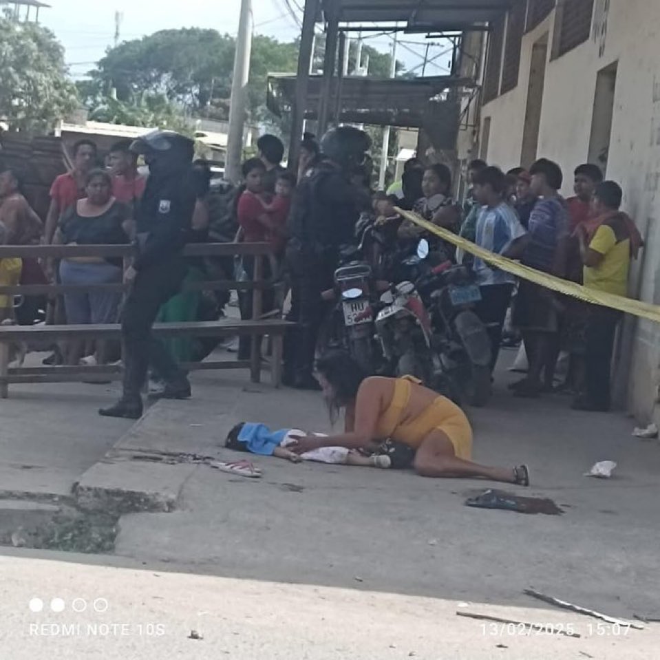 eduandinoe's tweet photo. Una ÑINA de TRES AÑOS fue asesinada en Huaquillas, TRES AÑOS 😔😞

Fue alcanzada por proyectiles en medio de una balacera.

“En el lugar del crimen, la escena fue desgarradora. Una mujer llegó a reconocer a la pequeña y gritaba arrodillada junto al pequeño cuerpo”.

Por favor, si esto no nos sensibiliza como sociedad y dejamos atrás el ODIO, estamos condenados al infierno como país … 

#Ecuador se DESANGRA ‼️NIÑOS que no tienen la culpa de las CAGADAS que hacemos los “adultos” están muriendo panas, muriendo …

Perdón, pero este país necesita ACCIONES, PROPUESTAS, SOLUCIONES. No necesitamos influencers, gente que se la pase bailando o destilando odio al que no piensa como ellos …

Reaccionemos, POR FAVOR, no seamos indiferentes … YO, aún creo que podemos reunificarnos como país …