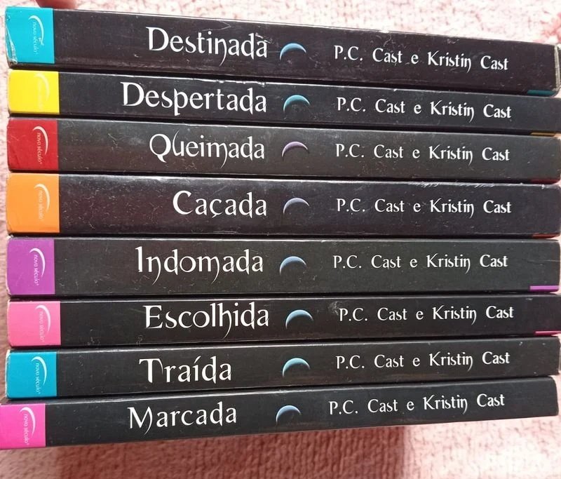 ttliterario's tweet photo. Meu deus? 🚨 "House Of Night", uma série de vampiros que foi sucesso um tempo atrás, vai ganhar adaptação!

As autoras P.C Cast e Kristin Cast estão envolvidas diretamente e a produção está na fase de escolha de elenco