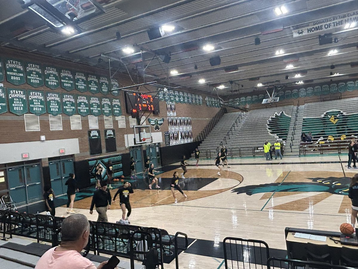 Last reg season game! What a year! <a href="/GilbertGirlsBB/">Gilbert Girls’ Basketball</a> just getting started! 🐯 🐅