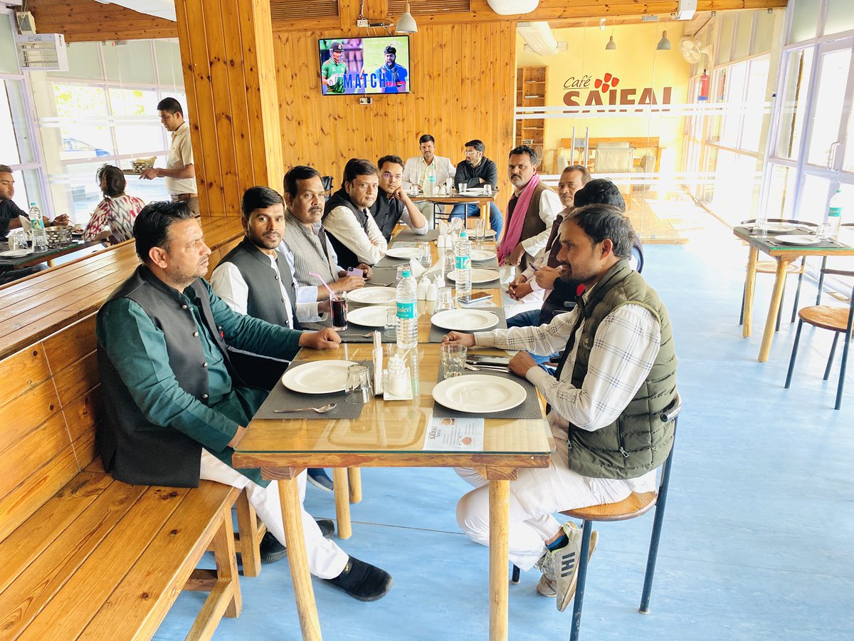 ajaynishadraj's tweet image. आदरणीया डिंपल भाभी जी के रेस्टोरेंट सैफ़ई कैफ़े में दोपहर का भोजन किया अपने समाजवादी परिवार के साथ बहुत ही शानदार और यादगार पल 🙏❤️
#upload #saifai #Update #up
#lucknow #Banda #happy