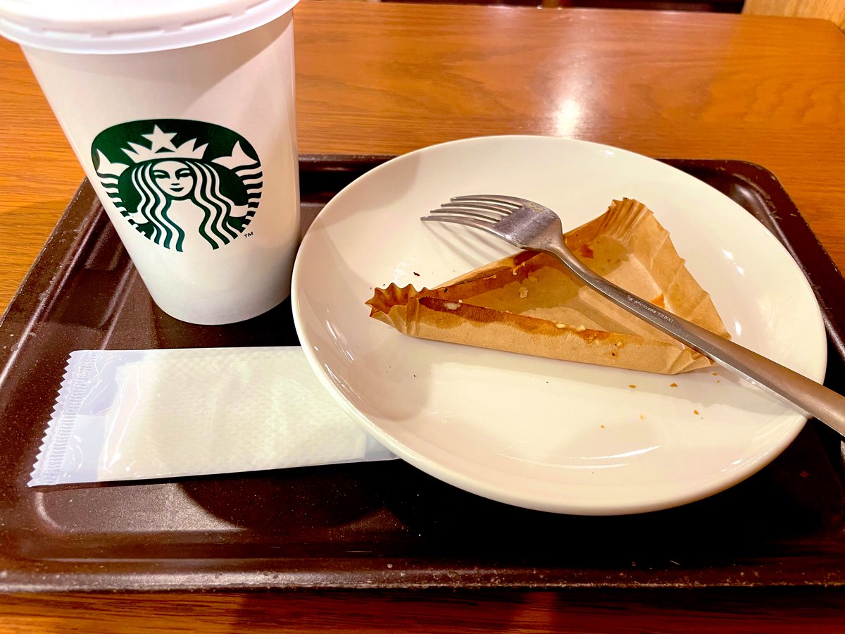 errooooor's tweet photo. 同じことしてる方いて、「親ってやつは、みんな同じ生き物なんや」と思った。
見送った足でスタバ行ってキッシュとラテ。あれ、私かな??_(:3」∠)_ https://t.co/Ph3LRCatPI