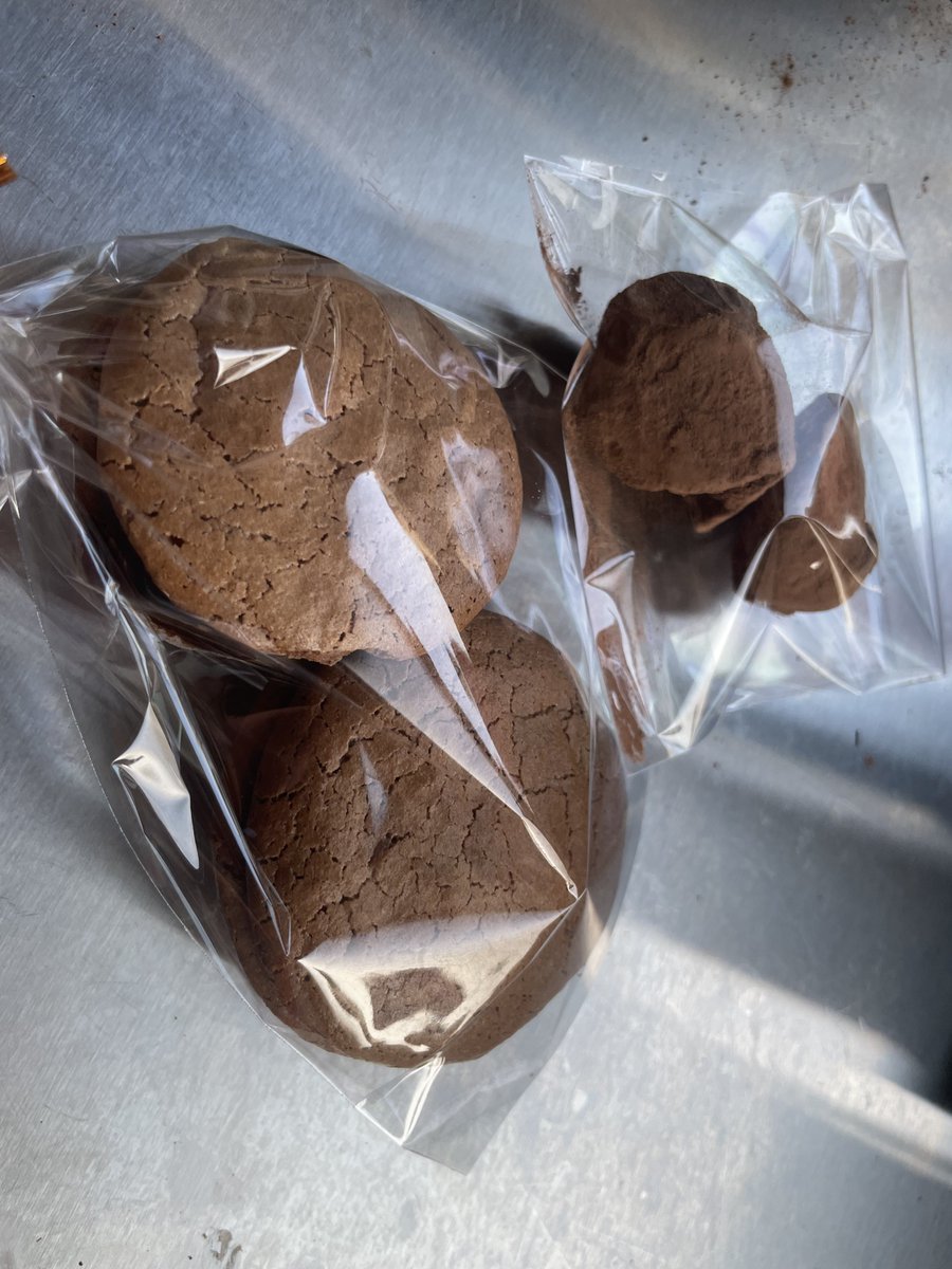 coro_coro_unk's tweet photo. チョコマカロンとトリュフチョコ梱包終わり https://t.co/VfT59sfDTJ