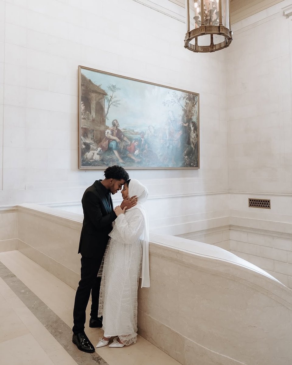 Falling in love in an art museum >