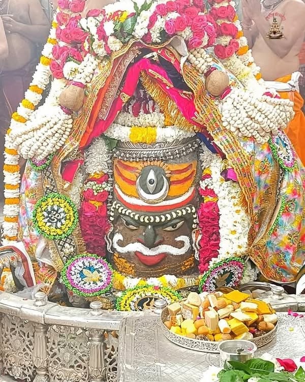 babakhatushyam's tweet photo. 📷📷*Jai Shree Mahakal*📷📷
*श्री महाकालेश्वर ज्योतिर्लिंग का भस्म आरती शृंगार दर्शन*
*14-02-2025 कण-कण में महादेव*📷
#ujjain #harharmahadev #mahakal #mahakaldailydarshan https://t.co/a8cAS4OXtM