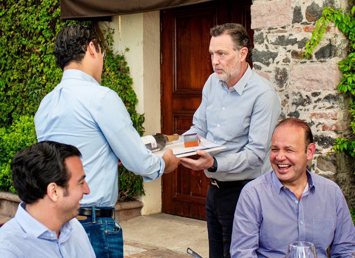 PedroPabloTR's tweet photo. * FESTEJAN CUATES A CHEPE-.
Chepe Guerrero @JosueGro, el alcalde de #CorregidoraQro, es festejado por su cumpleaños 34.
Parte pastel, en corto, con gobernador @makugo, Rogelio Vega (Jefe de Gabinete) y el exgobernador Mariano Palacios.
Está cerquita! https://t.co/qHc6gk8ePG