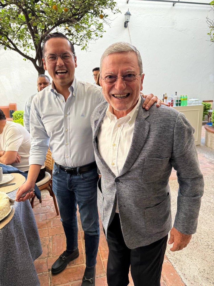 PedroPabloTR's tweet photo. * FESTEJAN CUATES A CHEPE-.
Chepe Guerrero @JosueGro, el alcalde de #CorregidoraQro, es festejado por su cumpleaños 34.
Parte pastel, en corto, con gobernador @makugo, Rogelio Vega (Jefe de Gabinete) y el exgobernador Mariano Palacios.
Está cerquita! https://t.co/qHc6gk8ePG