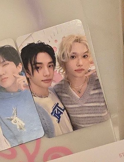 hwgflx's tweet photo. GUYS THE STAYZONE PC HAS HYUNLIX UNIT PHOTOCARD😭😭 https://t.co/cHbi1vCvuJ