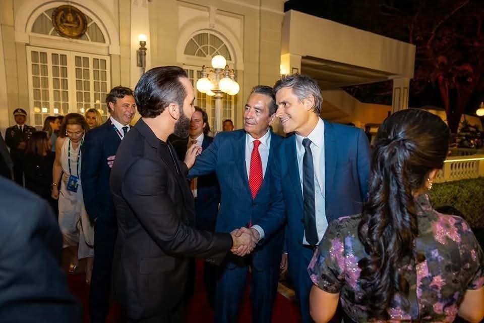 Sabricksv's tweet photo. El día de Bukele / El día de Eugenio Chicas https://t.co/PJv10Q3NoD