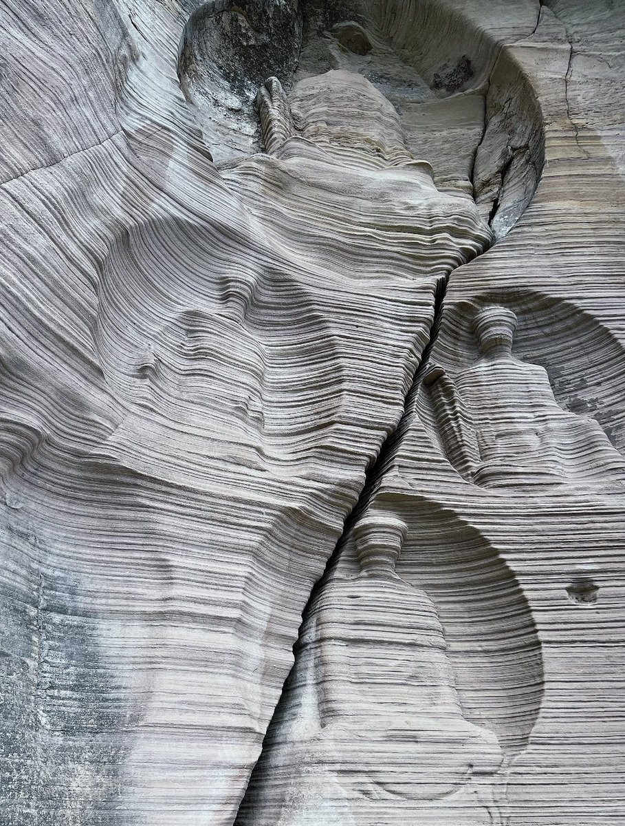 tongbingxue's tweet image. The shape of the wind! 
Eroded Buddhist Grottoes in Mingshan Temple安岳茗山寺, Anyue County, SW China’s Sichuan Province. Originally carved during Tang Dynasty and Song Dynasty, many eroded through time, and showing a different kind of beauty!