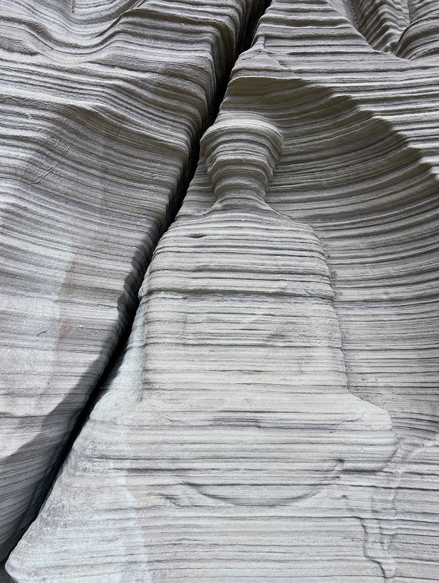 tongbingxue's tweet image. The shape of the wind! 
Eroded Buddhist Grottoes in Mingshan Temple安岳茗山寺, Anyue County, SW China’s Sichuan Province. Originally carved during Tang Dynasty and Song Dynasty, many eroded through time, and showing a different kind of beauty!
