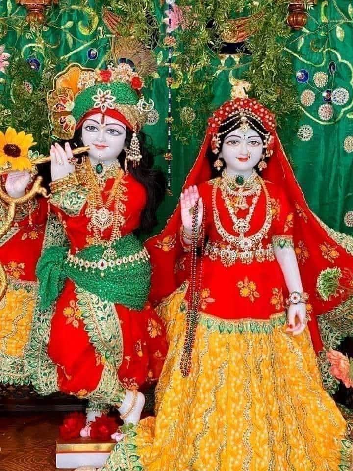 _SanatanDharma's tweet image. कृष्णचित्तस्थिता राधा राधाचित्स्थितो हरिः।
जीवनेन धने नित्यं राधाकृष्णगतिर्मम॥

नीलाम्बरा धरा राधा पीताम्बरो धरो हरिः।
जीवनेन धने नित्यं राधाकृष्णगतिर्मम॥

वृन्दावनेश्वरी राधा कृष्णो वृन्दावनेश्वरः।
जीवनेन धने नित्यं राधाकृष्णगतिर्मम॥
जय श्री राधेकृष्णा