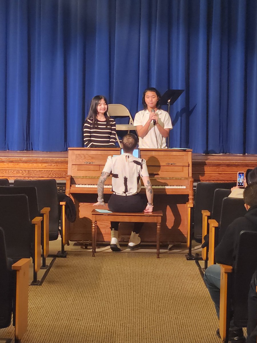 kadavis71's tweet photo. A wonderful Solos in the Spotlight evening @Lyncourt_UFSD #Lyncourtpride @MarianHayden16 https://t.co/21jgY0rjSM