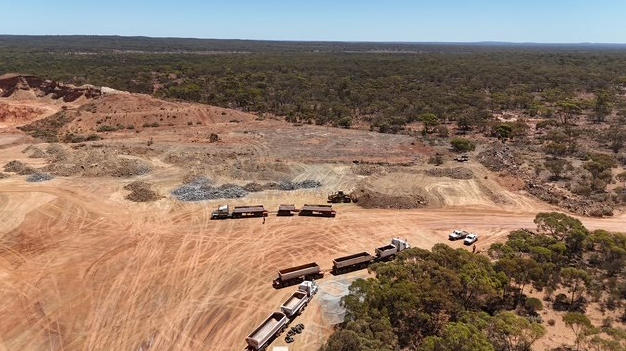 Mining at Phillips Find is advancing, with first ore now on its way to the Greenfields Mill - a major step toward gold production. Over 800,000 BCM mined, and processing of the first 40,000t parcel begins next week. Stay tuned for more updates.

$HRZ #HorizonMinerals