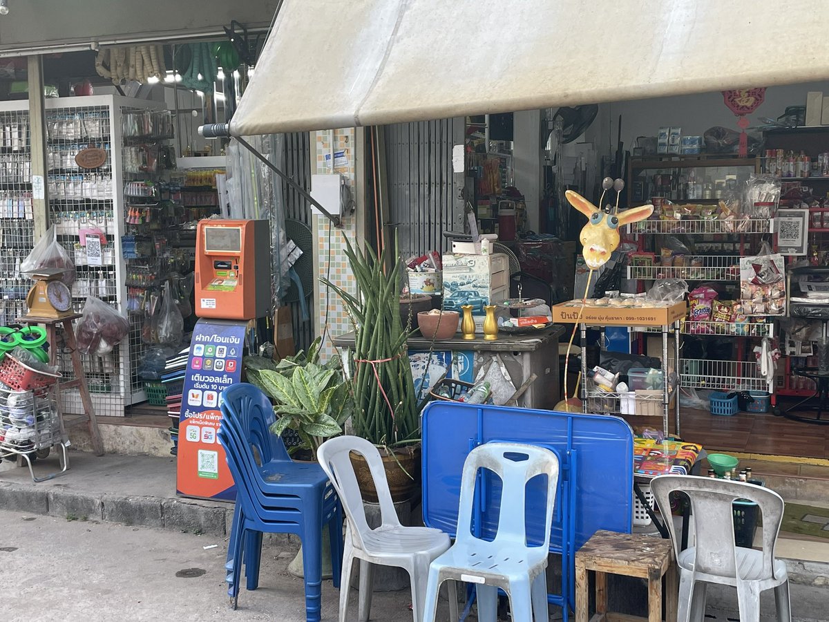 JusssTony's tweet image. The pollution is next level atm, coughing like crazy and it’s bloody hot 🥵 

Someone had an early trip to the seafood market. 

Giraffes are quite popular here. 

#RandomPics 
#MorningWalk