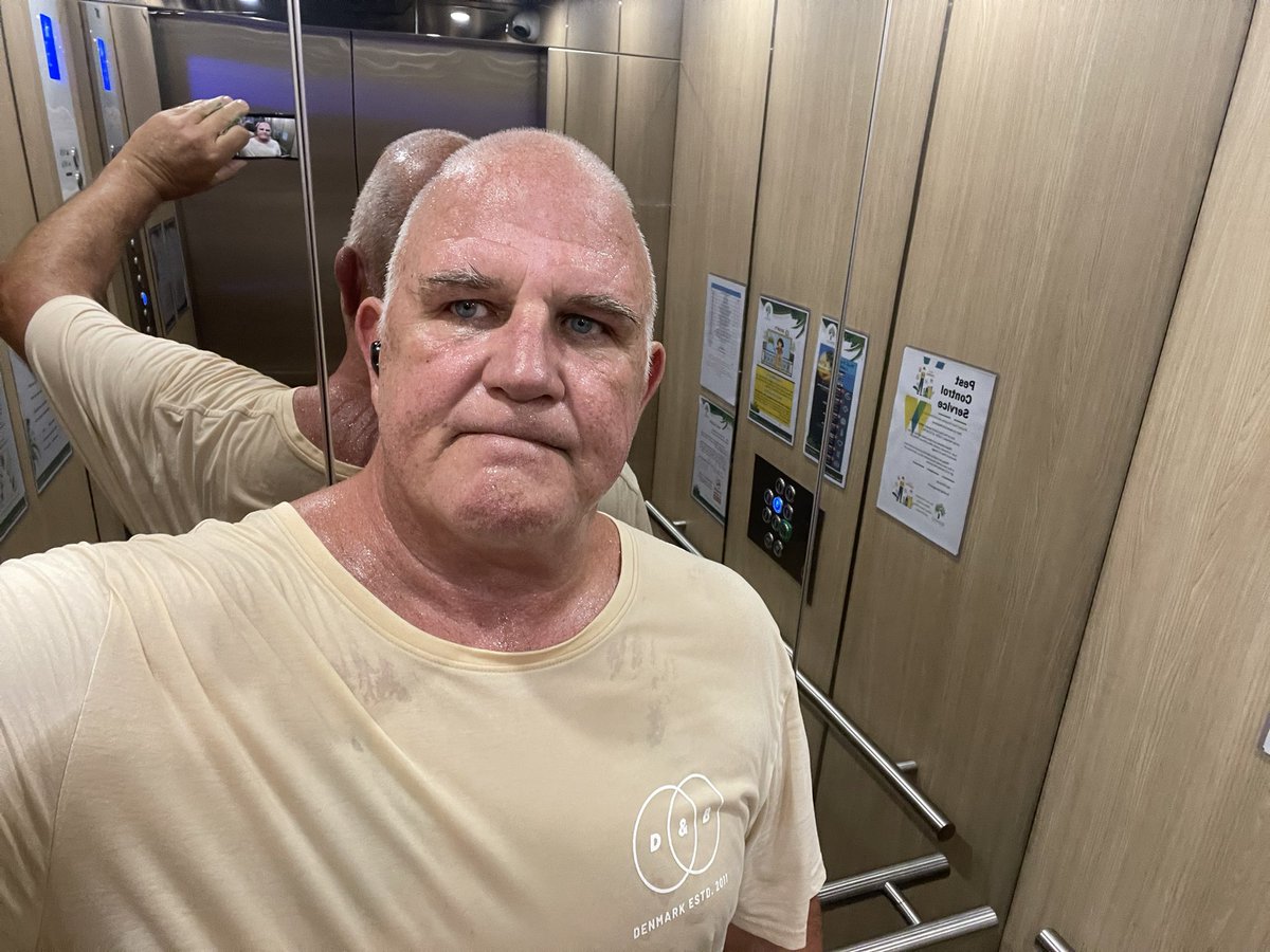 JusssTony's tweet image. The pollution is next level atm, coughing like crazy and it’s bloody hot 🥵 

Someone had an early trip to the seafood market. 

Giraffes are quite popular here. 

#RandomPics 
#MorningWalk