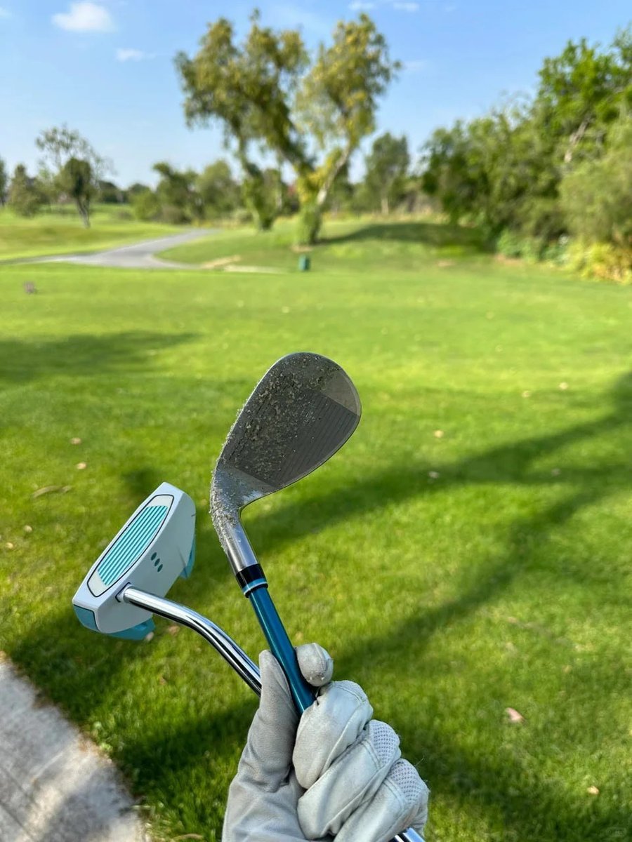 The grass was a little wet, but that didn't dampen my mood. Every time I swung the club, I felt challenged and fun, especially in such a beautiful environment. Golf is not just a sport, but a way to enjoy nature and relax. Do you have a favourite golf course? #golf #golf #golfing