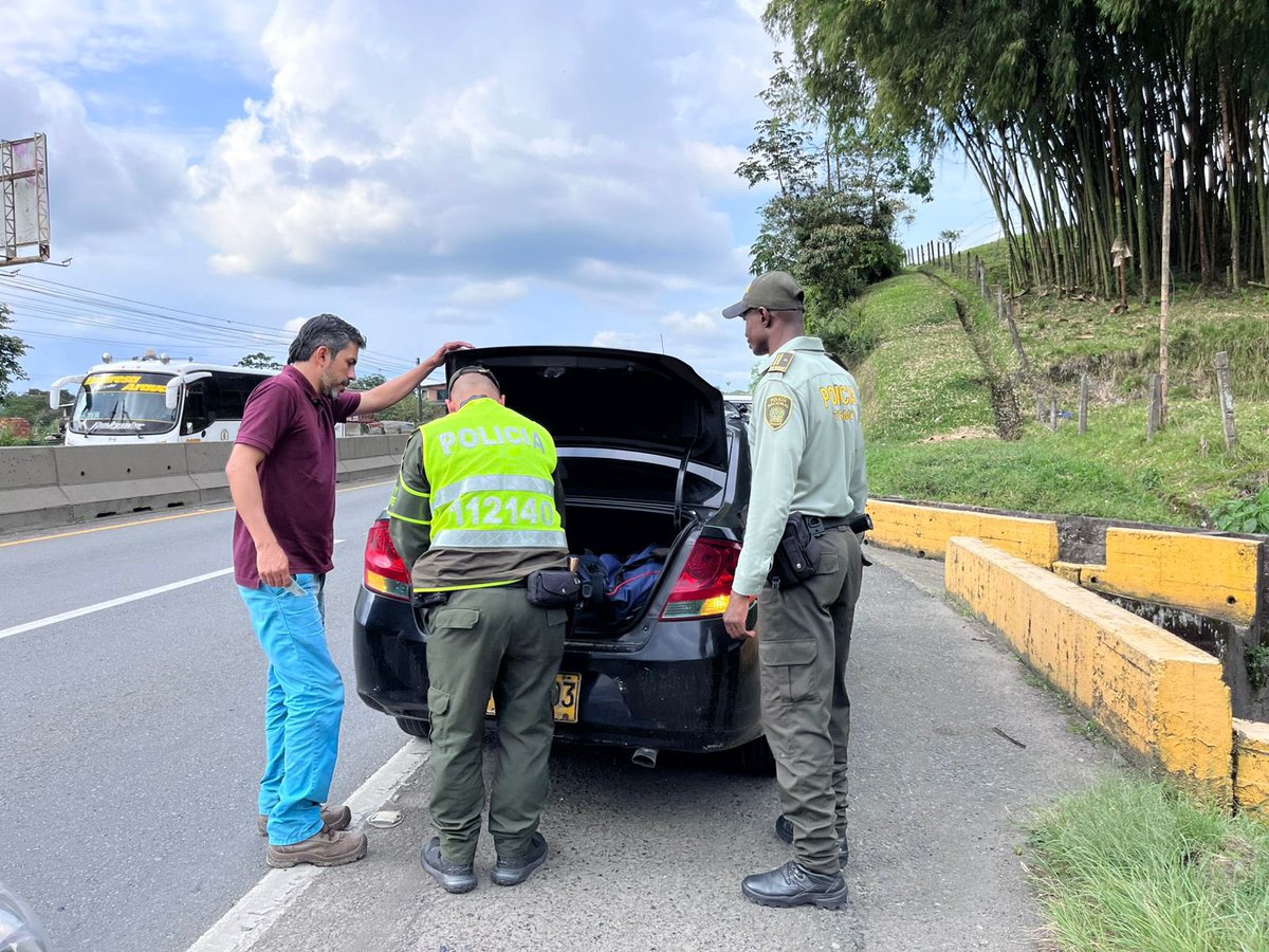 PoliciaDeris's tweet photo. El Grupo de Protección al Turismo y Patrimonio Nacional, junto al Grupo @TransitoPolicia, realizó una jornada de prevención #RutasSeguras entre Santa Rosa de Cabal y Chinchiná, promoviendo seguridad vial y concientizando sobre la importancia de no consumir alcohol al conducir. https://t.co/PE9mjIfCT2