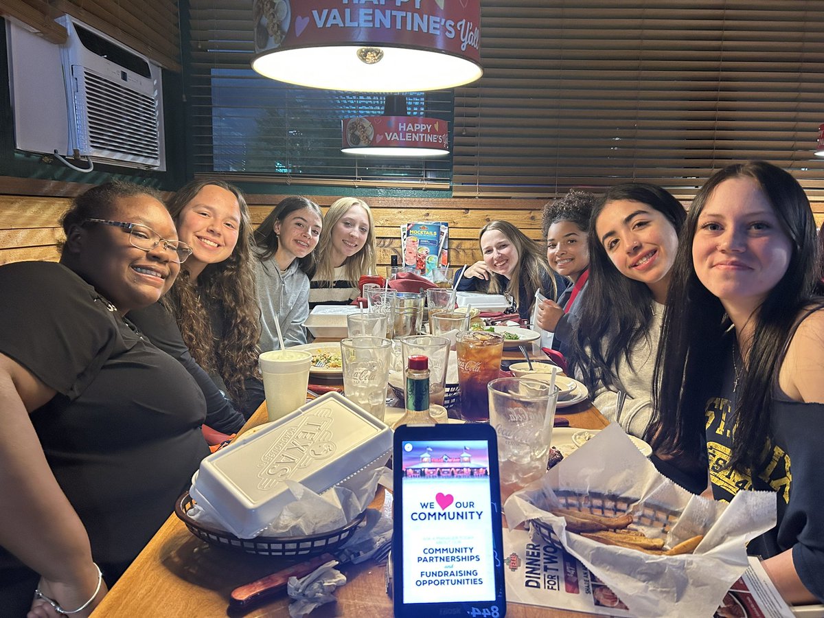 🥎Finishing the night with a great team dinner! Excited for games tomorrow- let’s go Grizz! #3P #WTD #WIT