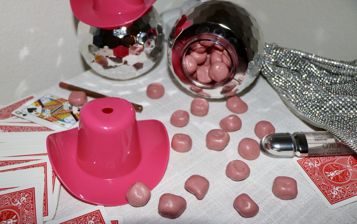 Serving up sweet vibes and even sweeter treats! 🍓✨ The Strawberry Shortcake Crunch is the ultimate Galentine’s Day must-have 🍰💖! Add some sparkle, a hot pink hat, and a whole lot of fun—because the only thing better than besties is BESTIES + DESSERT. 💅🪩 #GalentinesDay