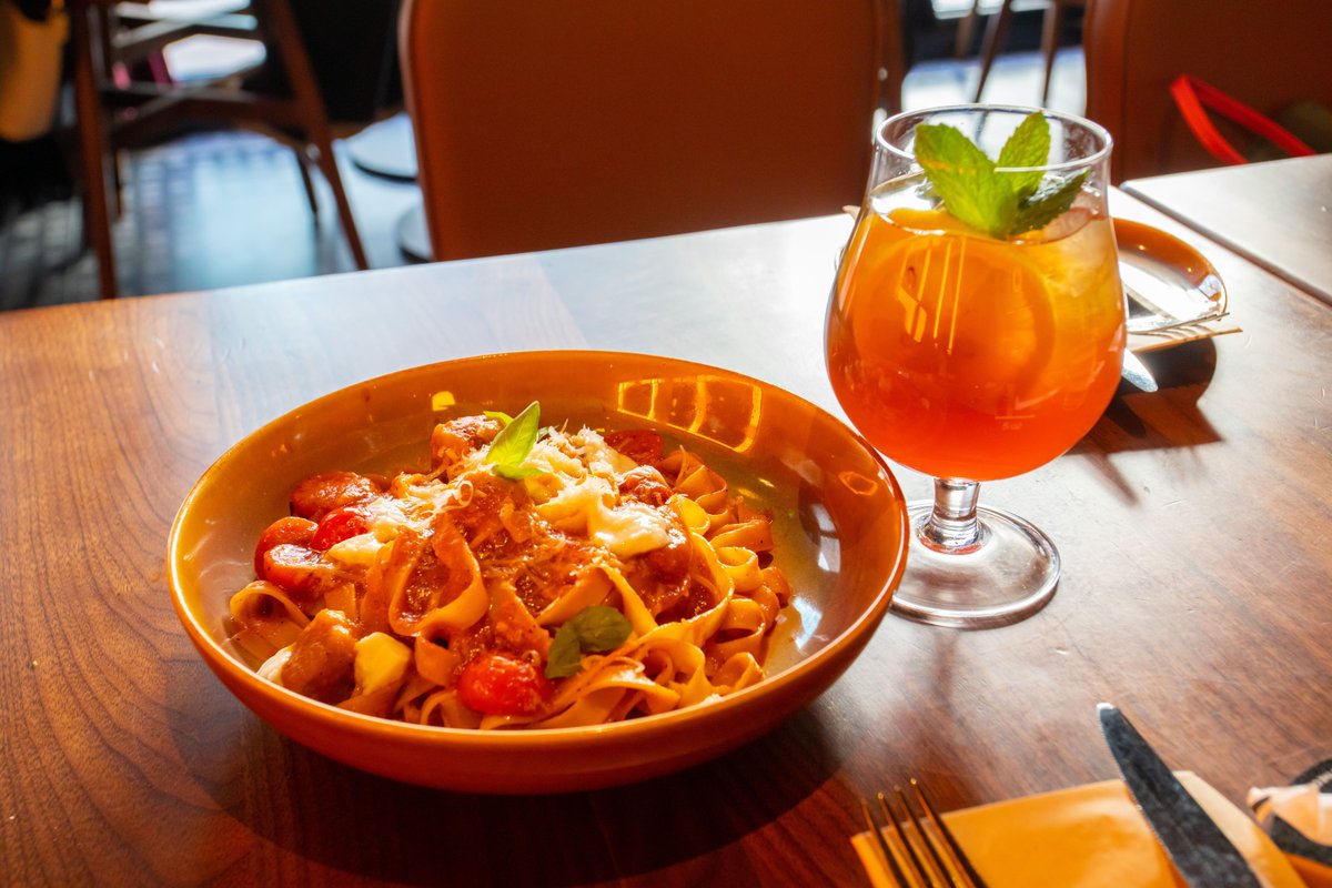 VisitBeijingcn's tweet photo. COMMUNE RESERVE in the #798ArtZone brings modern industrial style to life with a bar, restaurant, and art experience. For #ValentinesDay, enjoy the romantic atmosphere, share delicious dishes, and make lasting memories with your loved one. #BeijingEats #VisitBeijing https://t.co/yfT0UZIjlB