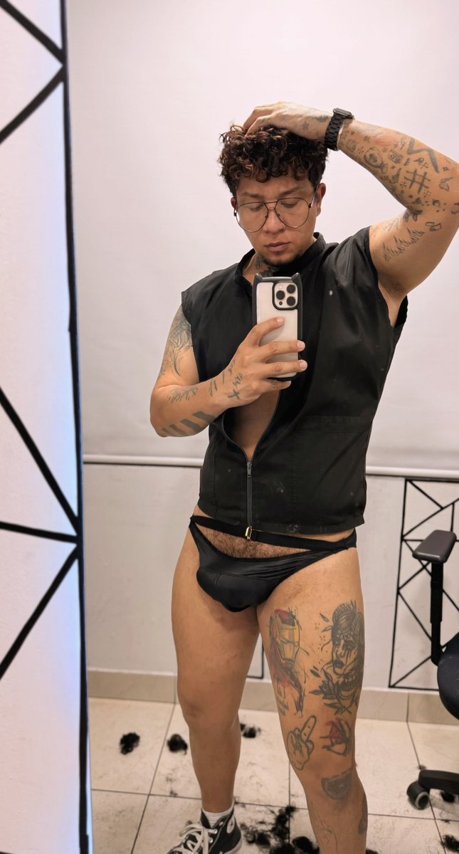 Estamos tan 🔥 que la lluvia no se siente😈

BARBERIA EN BOXERS 🔥😈💈