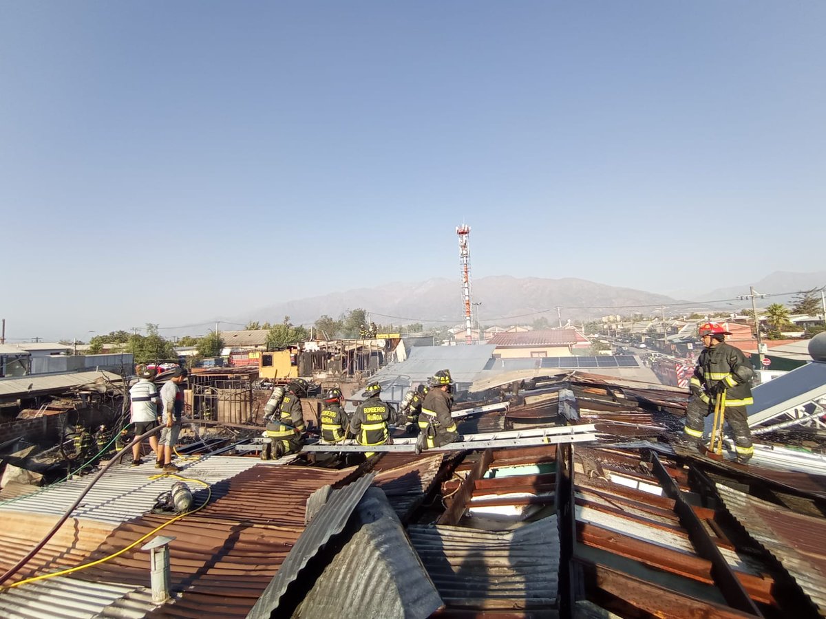 bomba2cl's tweet photo. Nuestra compañía, trabajó en 3a Alarma de Incendio en Av. Punta Arenas y Av.  Trinidad, La Florida. 
Con la concurrencia de un gran número compañías del CBN, el apoyo del Cuerpo de Bomberos de la Granja y Metropolitano Sur. https://t.co/hrSyxyXFDN