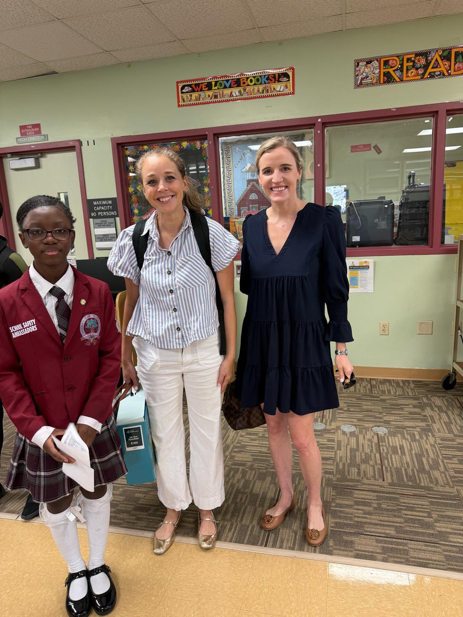 ClaribelGar_'s tweet photo. Today @ja_miami volunteers arrived @phyllisrmiller_ to share with all K-5th students important appreciation to academics and long term aspirations, and the students were excited 🚀 #YourBestChoiceMDCPS @Ateacha_1 @MDCPSCentral @CROEAcosta @MsSwainCRO https://t.co/rtrBKPKq5B