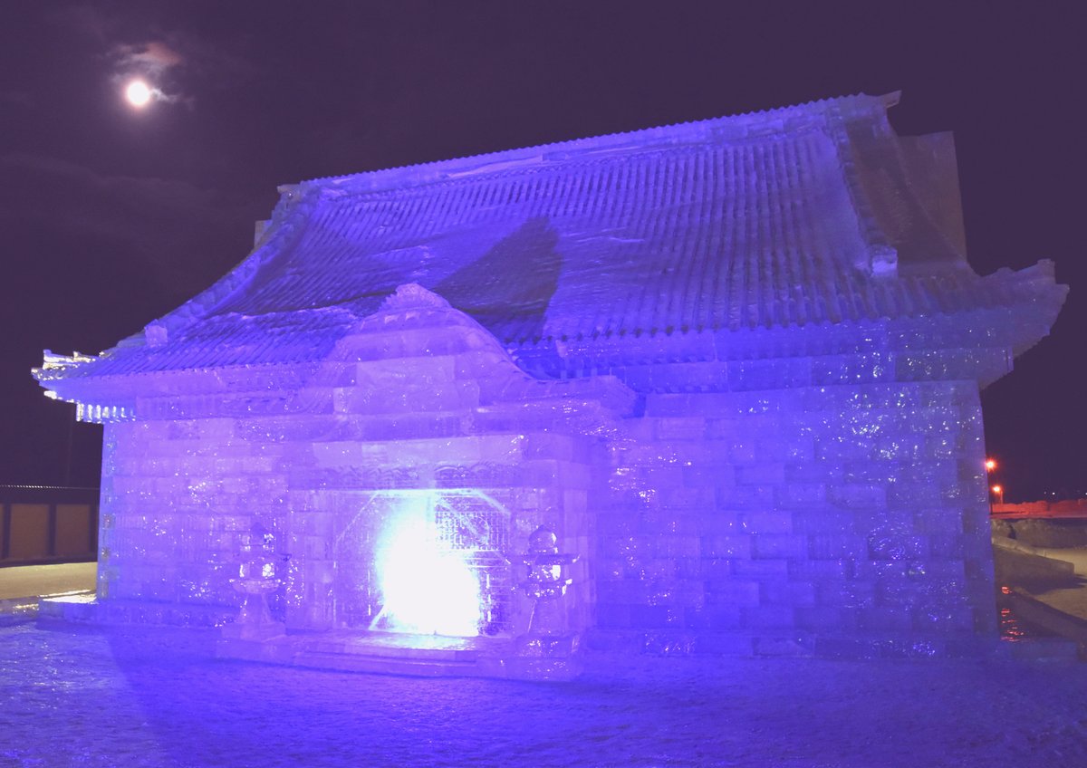 １月１４日から制作をしてきた第６２回もんべつ流氷まつりのメイン氷像「總持寺祖院（大祖堂）」が完成し、２月８日に紋別市に引き渡しました。
同日から開催された流氷まつりでは各種イベントが催され多くの観光客で賑わいました。
#風雪磨人　#紋別市　#もんべつ流氷まつり　#總持寺祖院
