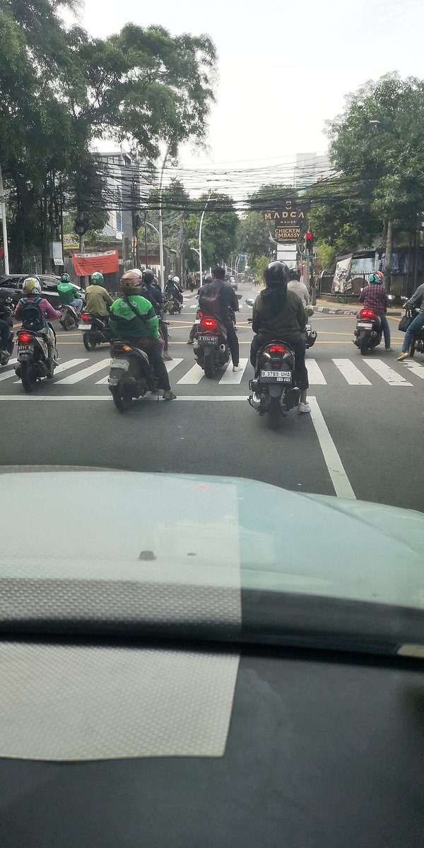 tok3ng's tweet photo. Udah sengaja di kasih space untuk motor, malahan stop nya di zebra cross.
Gimana mau maju kalo cara pikir nya masih begini terus? https://t.co/S8chxHZoB7