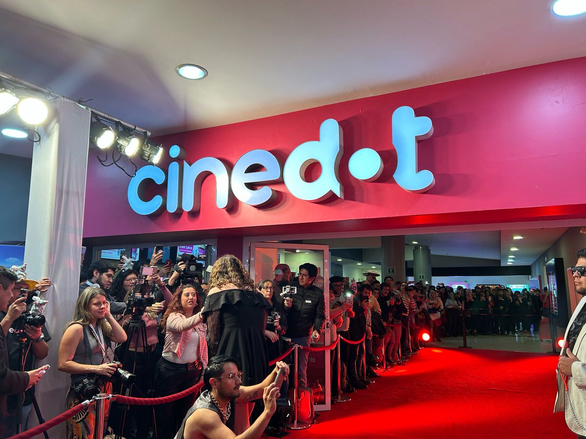 Cinedotmx's tweet photo. ¡ES PRECIOSO! 🇫🇷 🐀 
Así se vive la premiere de Johanne Sacreblue

Gracias a todos los medios que vinieron, pero mas a ustedes, lo hicieron posible. De verdad, hoy todos nosotros cambiamos la industria del cine en México 🇲🇽♥️

#JohanneSacrebluEnCinedot 

🔥 Hagamos tendencia 🔥 https://t.co/5JzH7nwIRo