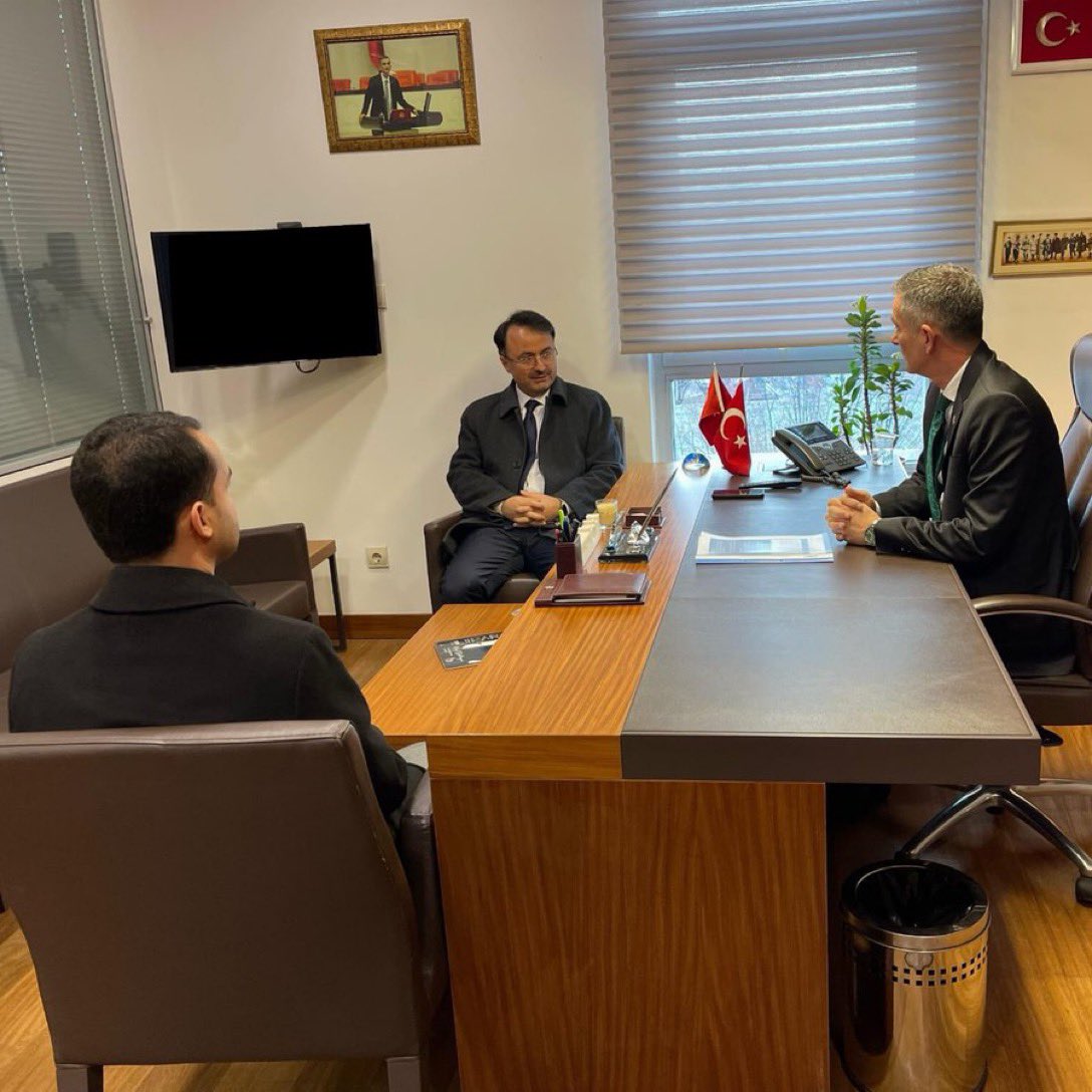 Kendisine yönelik bunca tepkiye rağmen Diyanet’in bütün Devlet ciddiyetini yerle bir eden bu fotoğraf karesine, 

Yani müfettişlerinin, İslam alerjisi olan, İslam’ı bu topraklardan söküp atmak isteyen bir zihniyet trolünün karşısında el pençe süklüm püklüm ezilmesine dair tek bir