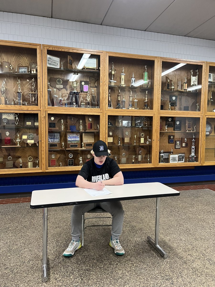 austinswen5's tweet image. I am excited to announce my Commitment to Riverland Community College. 🔵⚪️