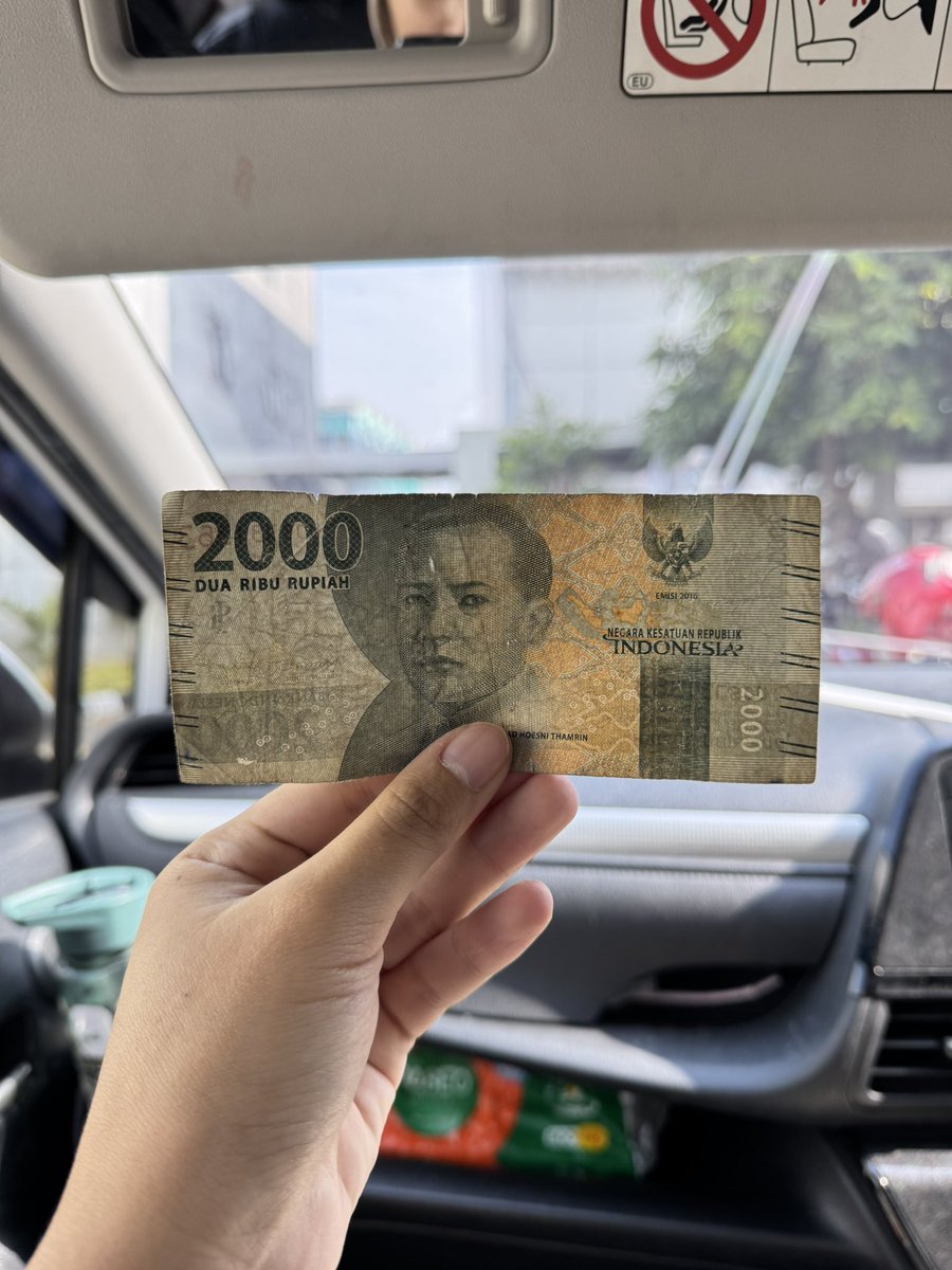 vinitien's tweet photo. tiap bulan rutin tukar uang receh di @BNI baru kali ini dapet uang yg menurut saya ga layak edar. ini beneran lolos di bank kah? bisa buat transaksi berarti ya?🤔 *serius nanya* @BNICustomerCare https://t.co/udZZg1ORaB