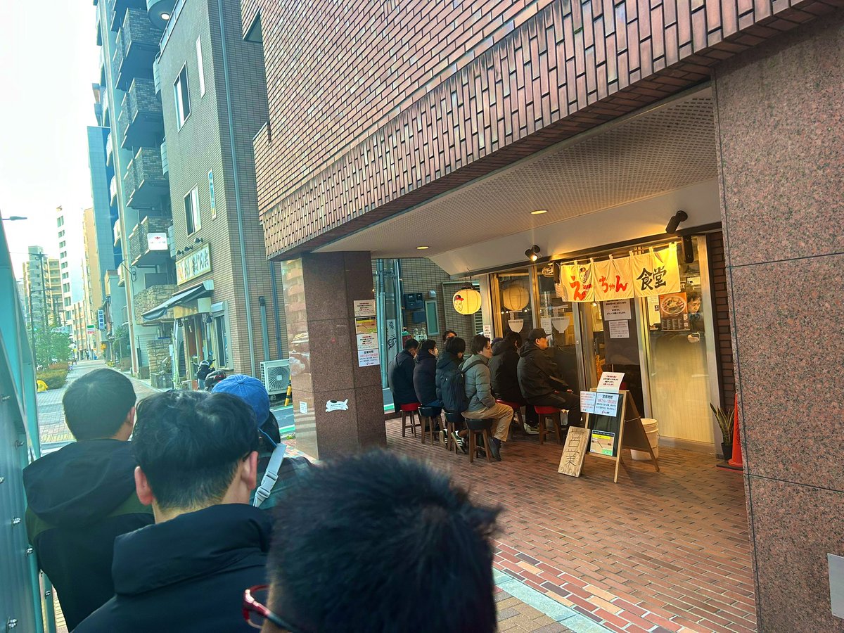 ta_ni_shamo's tweet photo. 元芸人さんが経営してる話題ラーメン屋
「えいちゃん食堂」行ってきました♪
噂通り、朝6時半に行ったら大行列❗️
１時間並んで食べれました^ ^
チャーシューメン注文、ゴロゴロお肉入ってて味深くてあっさり！
かなり美味かった！
朝から食べるまた食べたくなる一品
ご馳走さまでした
#えいちゃん食堂 https://t.co/gxjzB9K3KE
