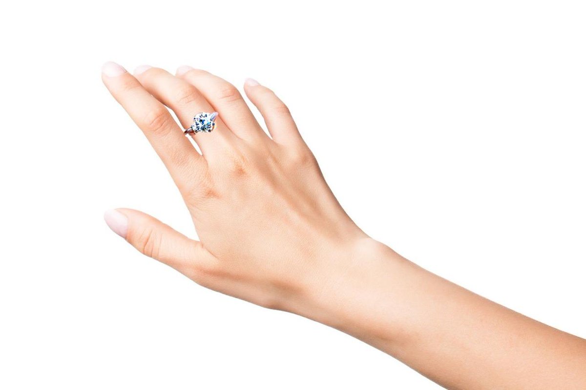 AnnaGuan07's tweet photo. 💎 This Valentine’s Day, imagine a diamond that’s not just beautiful, but sustainably crafted. With synthetic diamonds, we’re making bigger, more brilliant rings while minimizing environmental impact. 💍❤️ #SyntheticDiamonds #ValentinesDay #SustainableLuxury #TechMeetsRomance https://t.co/q1BKqpCMbE