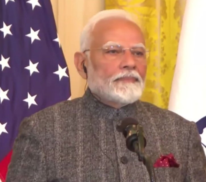 JaikyYadav16's tweet photo. कल प्रधानमंत्री नरेंद्र मोदी जी अमेरिका के राष्ट्रपति डोनाल्ड ट्रंप से मिले, इस मुलाक़ात के बाद एक प्रेस कांफ्रेंस हुई, उस प्रेस कांफ्रेंस में अमेरिका के पत्रकार ने पूछा,

Reporter: क्या आपने अडानी जी का केस डिस्कस किया?

नरेंद्र मोदी: ऐसे व्यक्तिगत मामलों के लिए दो देशों के मुखिया न मिलते हैं, न बैठते हैं और न बात करते हैं।
